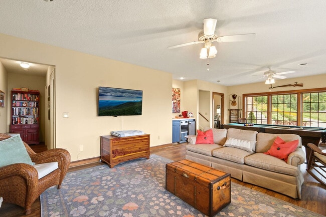 Building Photo - 573 Meadow Ave Unit ID1302685P Rental