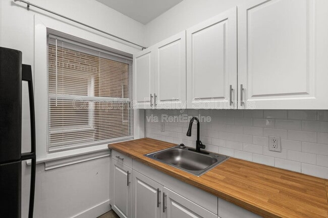 Building Photo - 3702 Meramec St Unit 1e