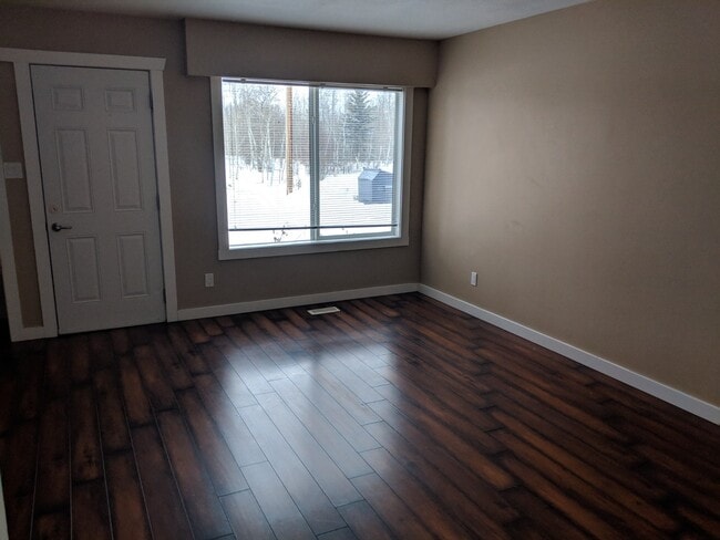 Photo - 1716 Willowbrook Crescent