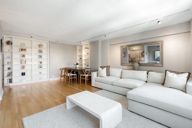 Photo - 2909 N Sheridan Rd