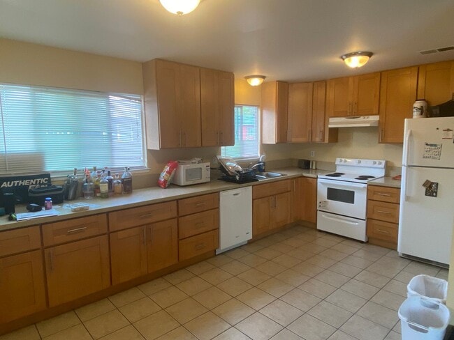 Building Photo - 2021 Sierra Rd Unit E