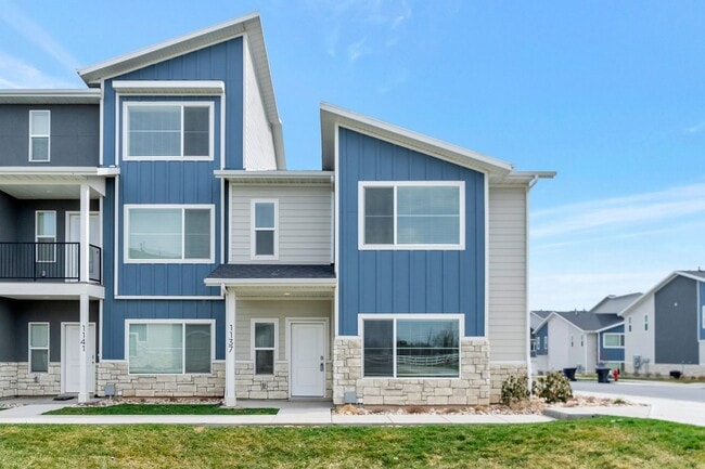 Building Photo - Stunning 3 Bed 2.5 Bath Enormous Townhome in Great Farmington Location! Available on June 10th!
