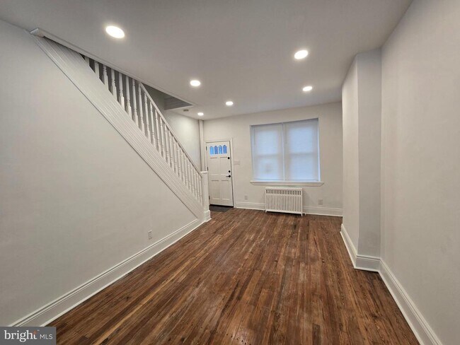 Photo - 4444 Fleming St