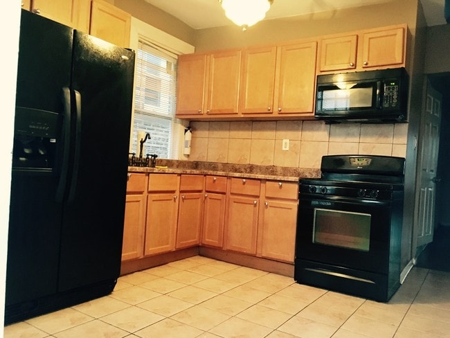 Building Photo - 7134 S University Ave Unit 2