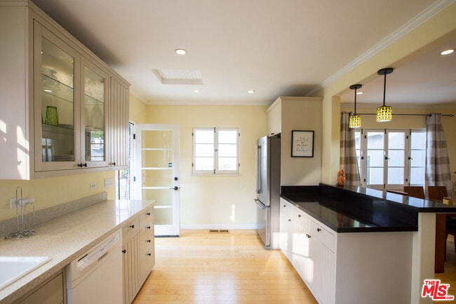 Photo - 1059 E San Jose Ave