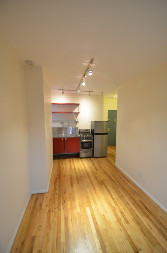 Building Photo - 662 4th Ave Unit 2R Rental