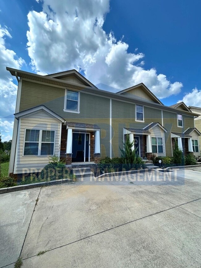 Building Photo - Modern townhome w/ master-on-main!