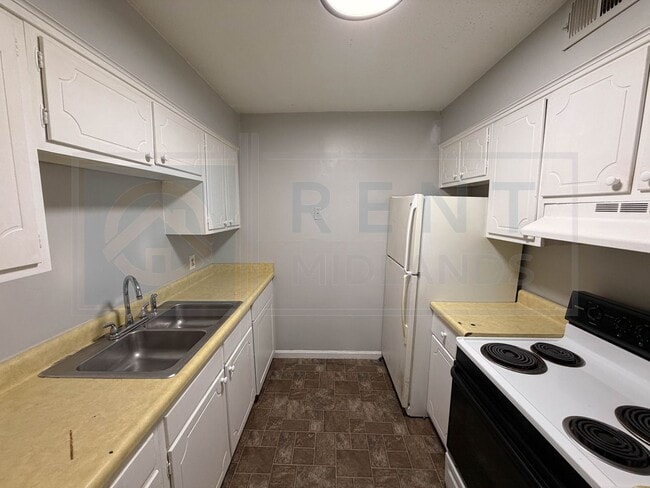Building Photo - 1007 Piney Woods Rd Unit B