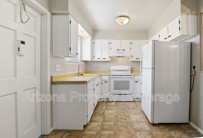 Photo - 3934 E Piccadilly Rd