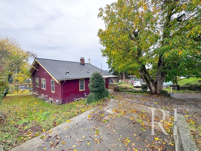 Building Photo - Charming Upper Unit with Modern Kitchen, Wraparound Layout & Walkable to PSNS