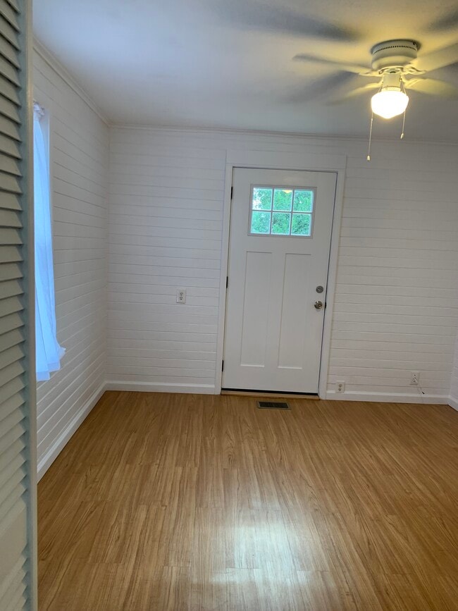 Living Room - 118 E Lakeshore Dr Unit B