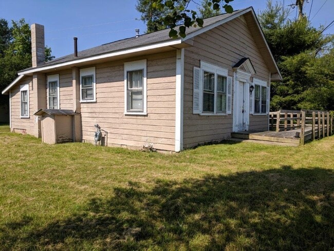 Building Photo - 2BR Home with Water, Sewer & Lawn Care Included + Covered Porch