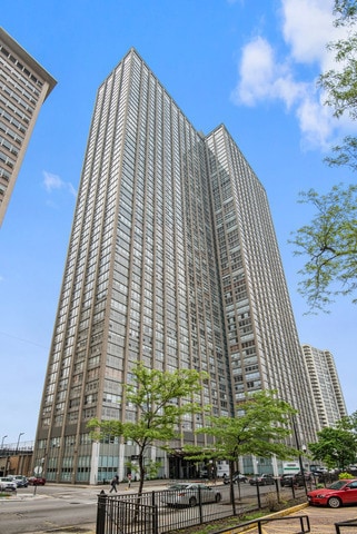 Building Photo - 655 W Irving Park Rd Unit 1114