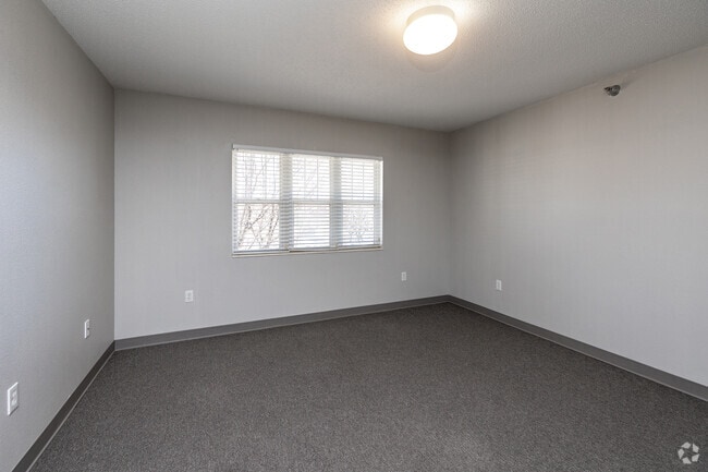 1BR, 1BA - 588SF - Living Room