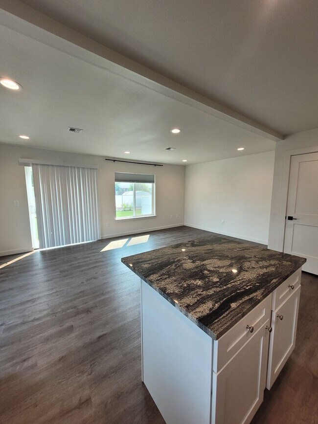 Photo - 527 Canterbury Ln