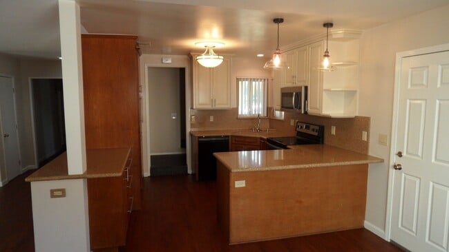 Building Photo - Spacious 6 Bedroom, 3 Bathroom, Single Fam... Rental