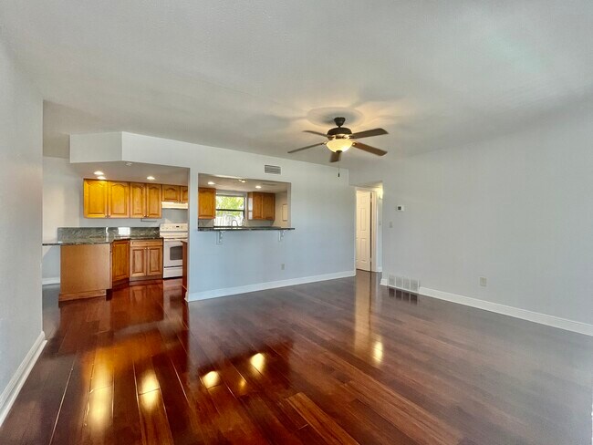 Building Photo - 1730 Long St