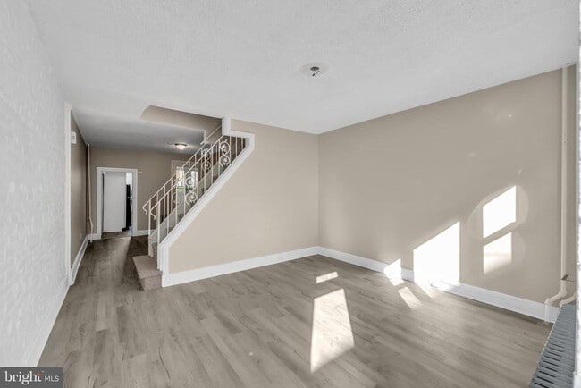 Photo - 4413 Baker St
