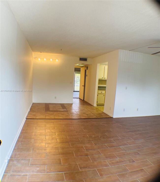 Photo - 101 SW 132nd Way Unidad 203J Rental