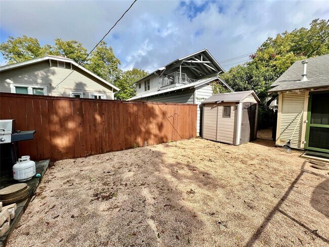 Photo - 207 W 45th St