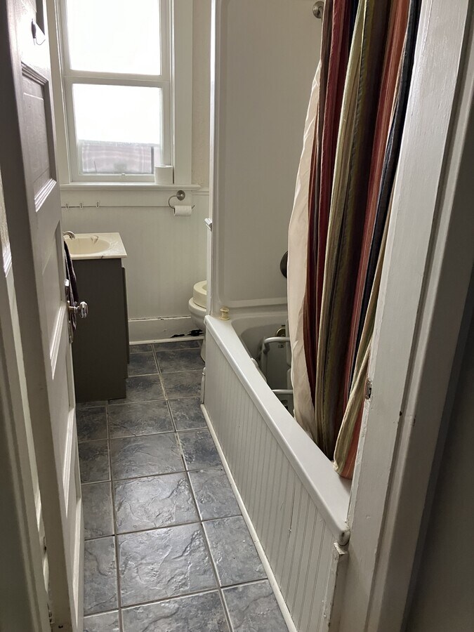 Photo - 2176 Montague St