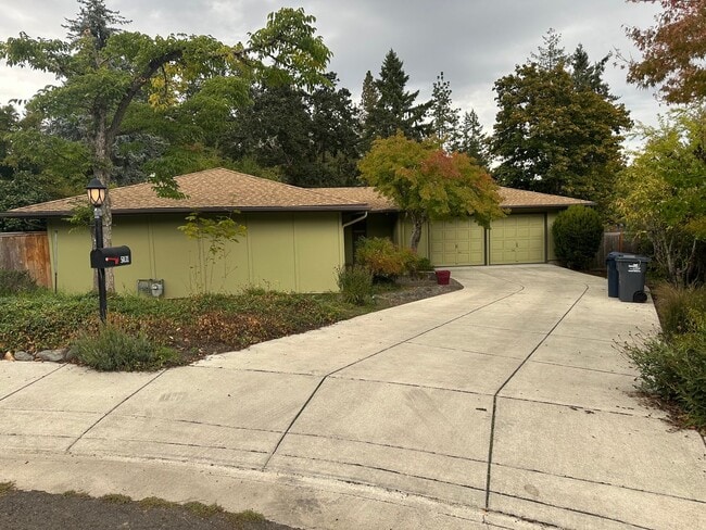 Building Photo - Beautiful custom 3 bedroom 2 bathroom hous...