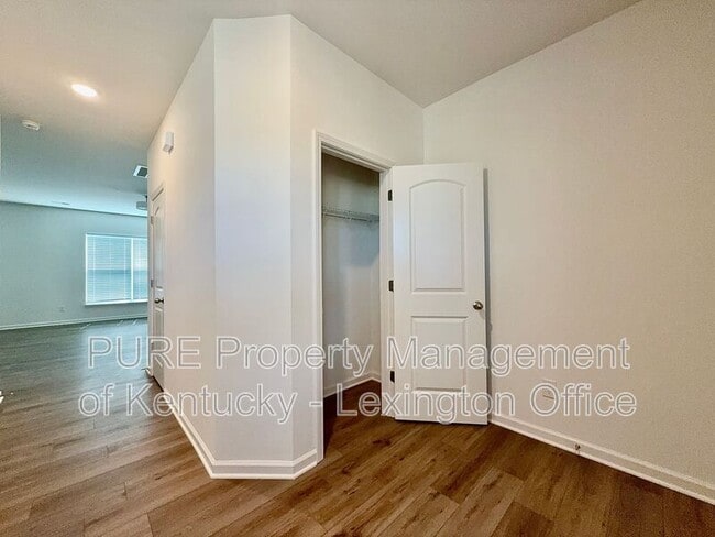 Photo - 852 Halford Pl