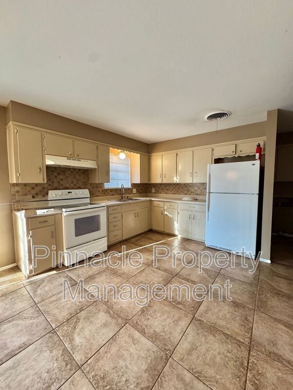 Photo - 247 Robin Hood Trail