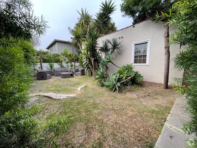 Building Photo - 1860 10th St Rental