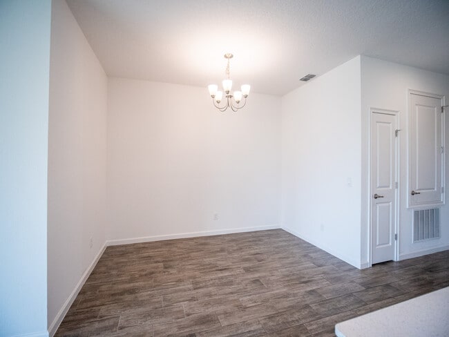 Photo - 1257 Hendon Loop