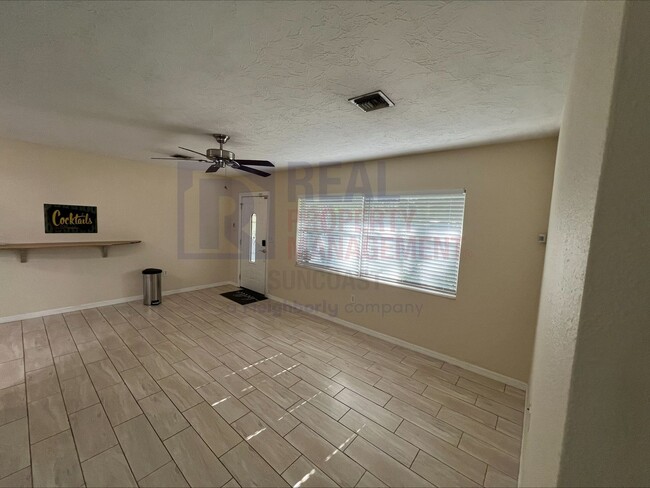 Photo - 210 57th St W