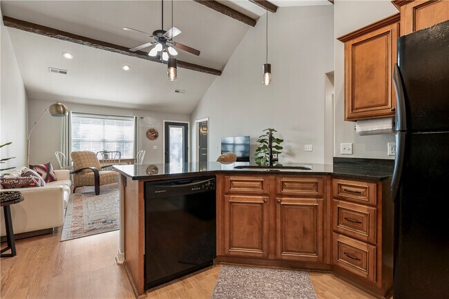 Photo - 205 NE J St