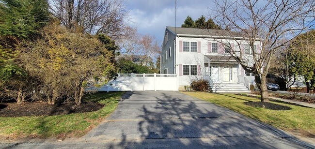 Building Photo - 11 Highland View Ave