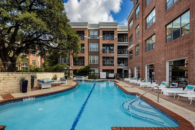 Piscina de servicios del lado este 33 - AMLI Eastside