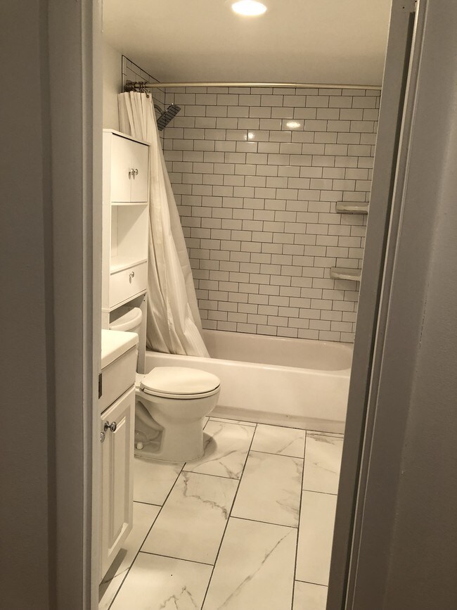 Bathroom studio #116 - 1301 20th St NW Unit Studio#116