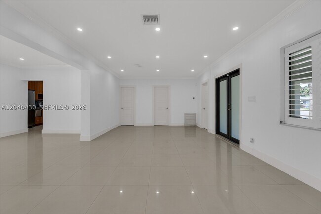 Photo - 549 NE 12th Ave