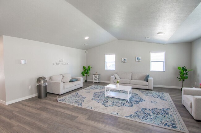 Photo - 7487 Geraint St