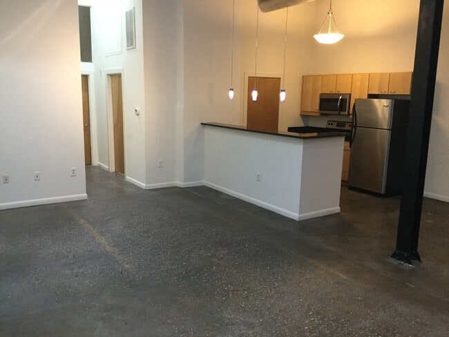 Building Photo - 1101 W Marshall St Unit Apt 119
