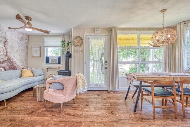 Building Photo - 903 Lakeshore Rd