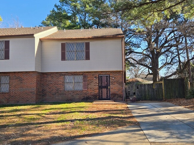 Building Photo - Beautiful Townhome Ready for Immediate Move In