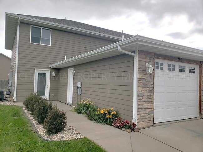 Building Photo - LOOKING FOR MORE SPACE? TRY US! 3 BD, 2 BA... Unit 302 Scott Pl