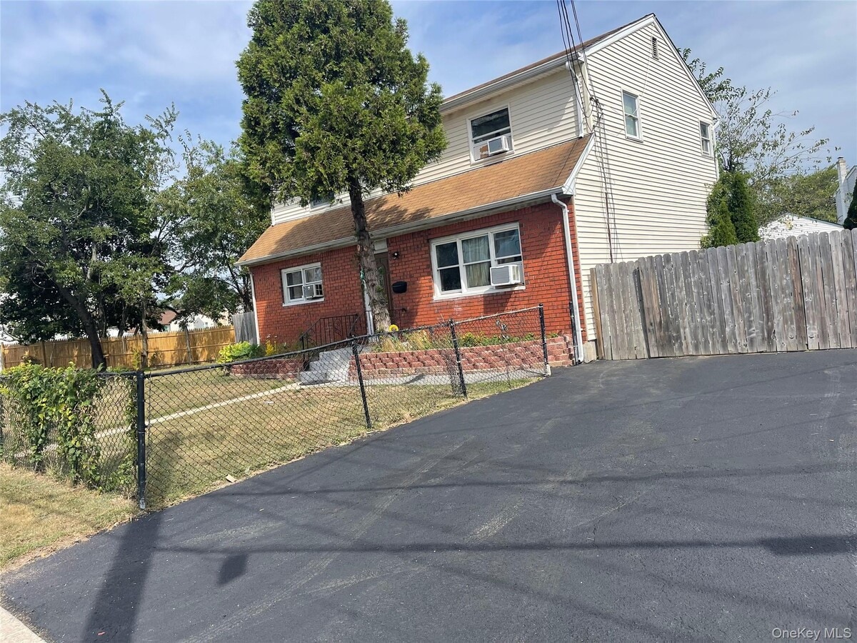 Photo - 615 Farmingdale Rd