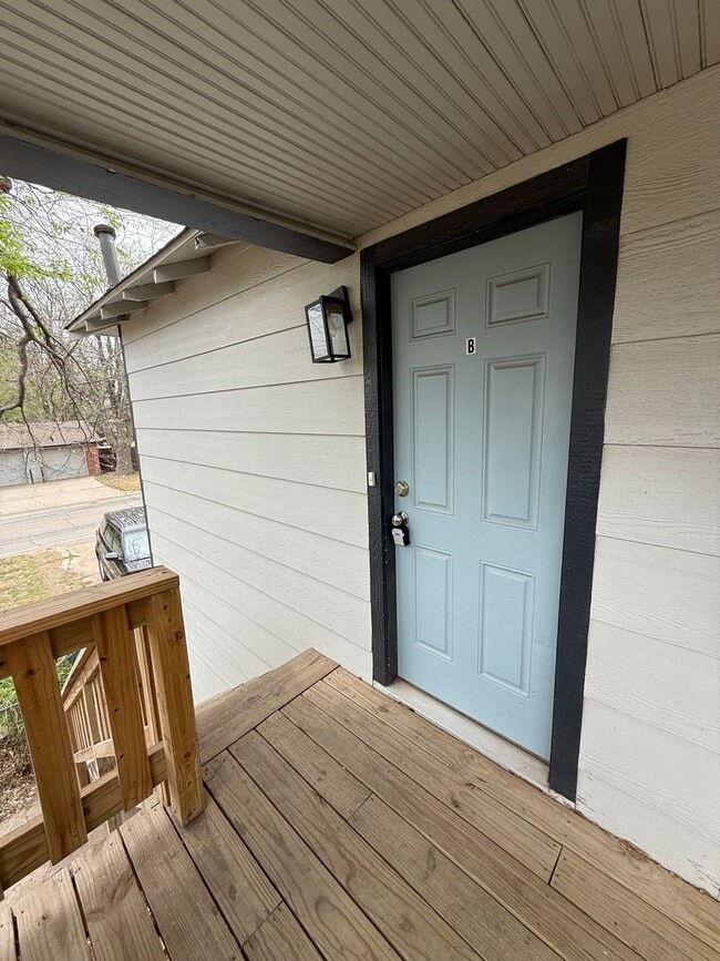 Building Photo - N. Villa Ave - Triplex Unit B