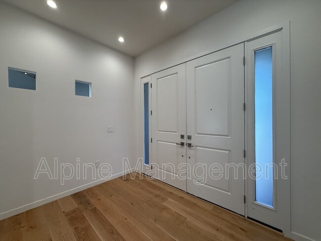Photo - 1163 W Iowa Ave