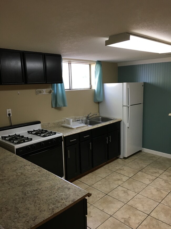 Kitchen - 299 N 100 E Unit 4