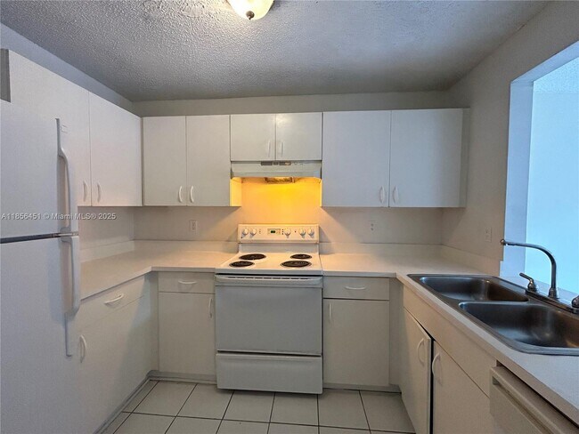 Photo - 910 Cypress Way E