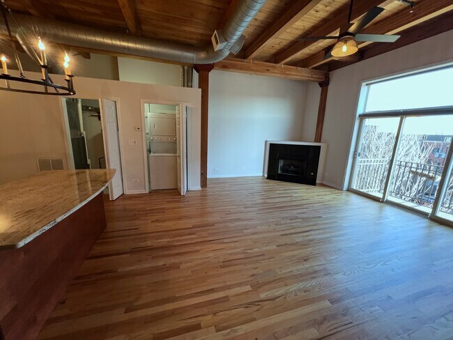 Photo - 2806 N Oakley Ave Unit 408