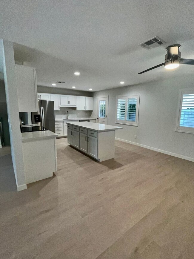 121 E Santa Cruz Dr
