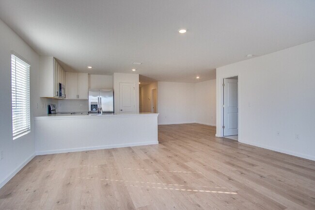 Photo - 4-Bedroom Eagles Ridge Rental with Open Floor Plan & Internet Included