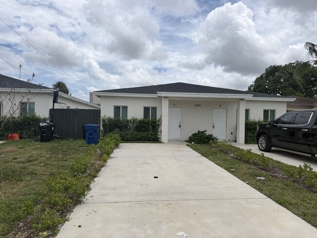 Building Photo - 2604 NW 20th St Unit 1